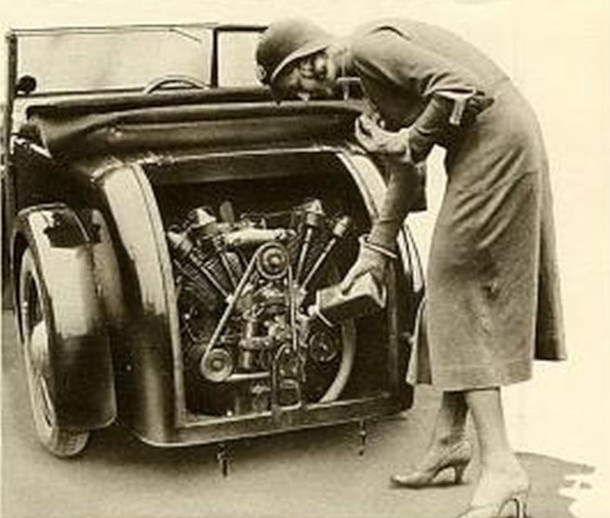 Scarab, Frau am Motor